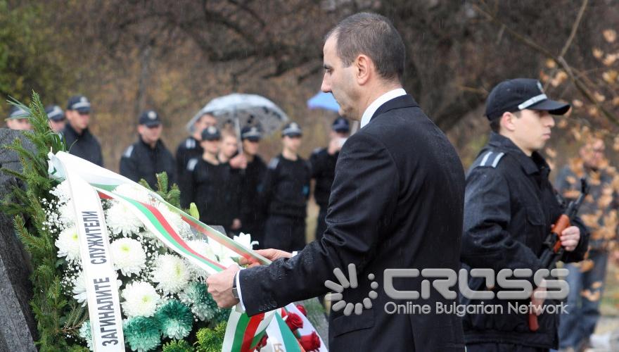 Българската полиция чества професионалния си празник – Архангеловден. Тържествената церемония започна в сградата на Академията на МВР пред паметника на загиналите служители на Министерството на вътрешните работи, където в знак на почит към колегите си, полицаите положиха венци и издигнаха българския флаг, ще бъде отслужен и водосвет за здраве. 