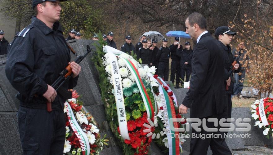Българската полиция чества професионалния си празник – Архангеловден. Тържествената церемония започна в сградата на Академията на МВР пред паметника на загиналите служители на Министерството на вътрешните работи, където в знак на почит към колегите си, полицаите положиха венци и издигнаха българския флаг, ще бъде отслужен и водосвет за здраве. 
