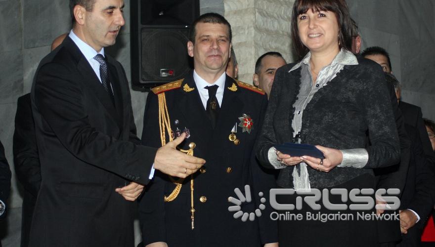 Българската полиция чества професионалния си празник – Архангеловден. Тържествената церемония започна в сградата на Академията на МВР пред паметника на загиналите служители на Министерството на вътрешните работи, където в знак на почит към колегите си, полицаите положиха венци и издигнаха българския флаг, ще бъде отслужен и водосвет за здраве. 