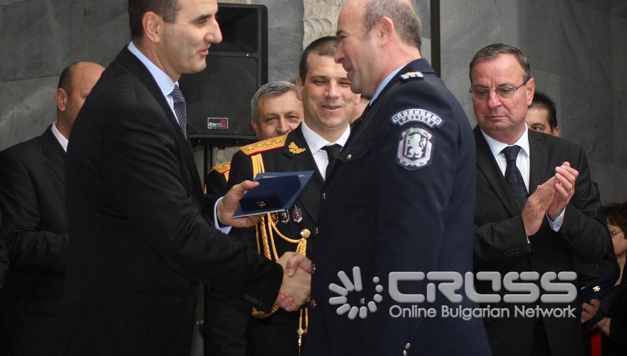 Българската полиция чества професионалния си празник – Архангеловден. Тържествената церемония започна в сградата на Академията на МВР пред паметника на загиналите служители на Министерството на вътрешните работи, където в знак на почит към колегите си, полицаите положиха венци и издигнаха българския флаг, ще бъде отслужен и водосвет за здраве. 