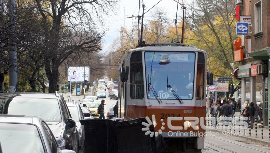 Днес,9 ноември,силният вятър избута контейнер за отпадъци на трамвайните релси, с което затрудни движението по ул. Граф Игнатиев 