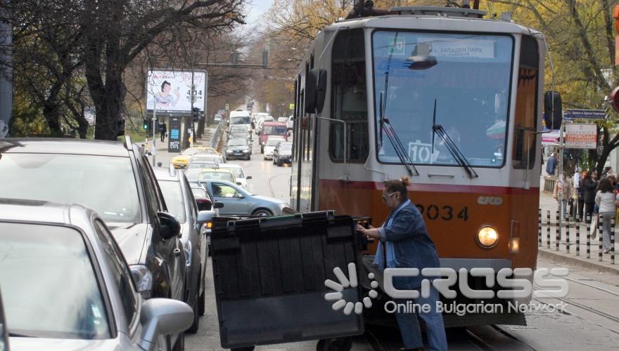 Днес,9 ноември,силният вятър избута контейнер за отпадъци на трамвайните релси, с което затрудни движението по ул. Граф Игнатиев 