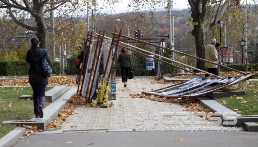 Силен вятър,градинката до СУ