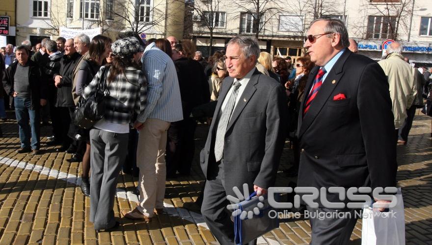 Днес,10 ноември,на площад „Цар Освободител” започна протестен митинг-шествие на служителите в БАН. 