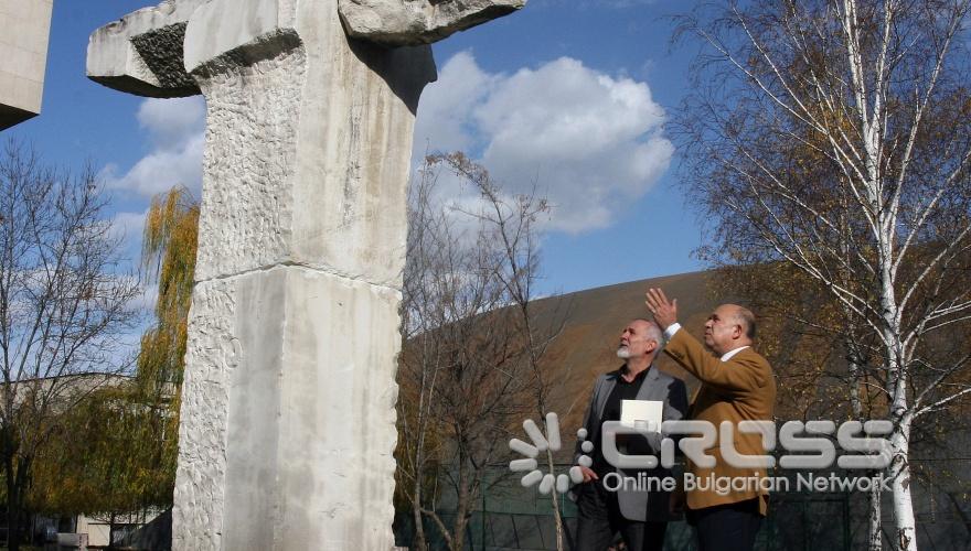 Днес,10 ноември, в УНИБИТ беше открит скулптурен комплекс 