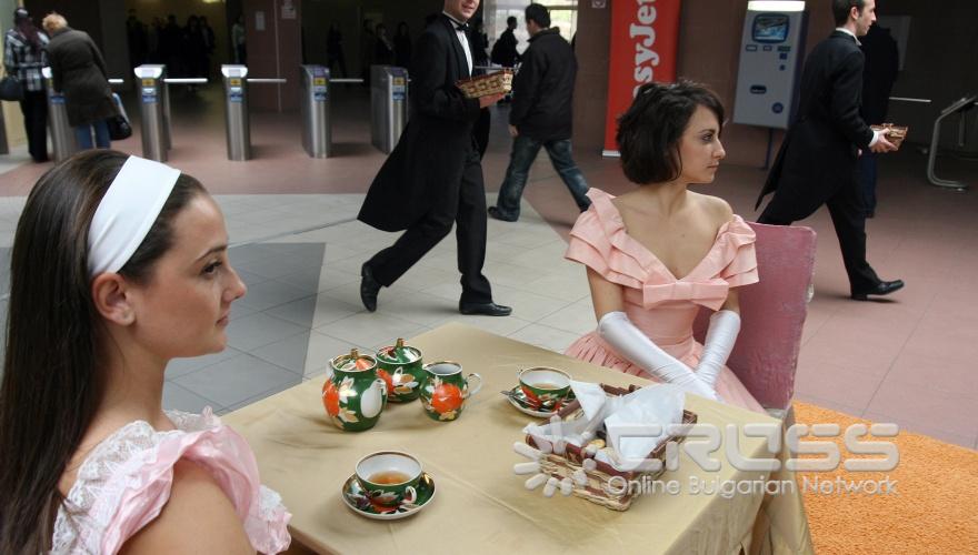 Нискотарифната авиокомпания „Easyjet” отбеляза своя 15-годишен юбилей по нестандартен начин в метростанция „Стадион Васил Левски”.