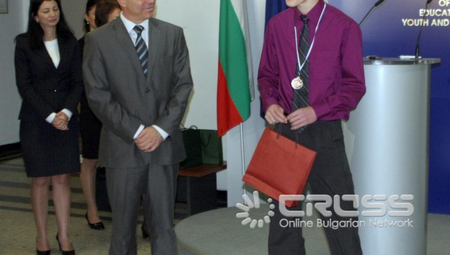 Днес,11 ноември,министър Сергей Игнатов награди участниците в международни олимпиади по астрономия и информатика и техните ръководители за постигнати високи резултати 