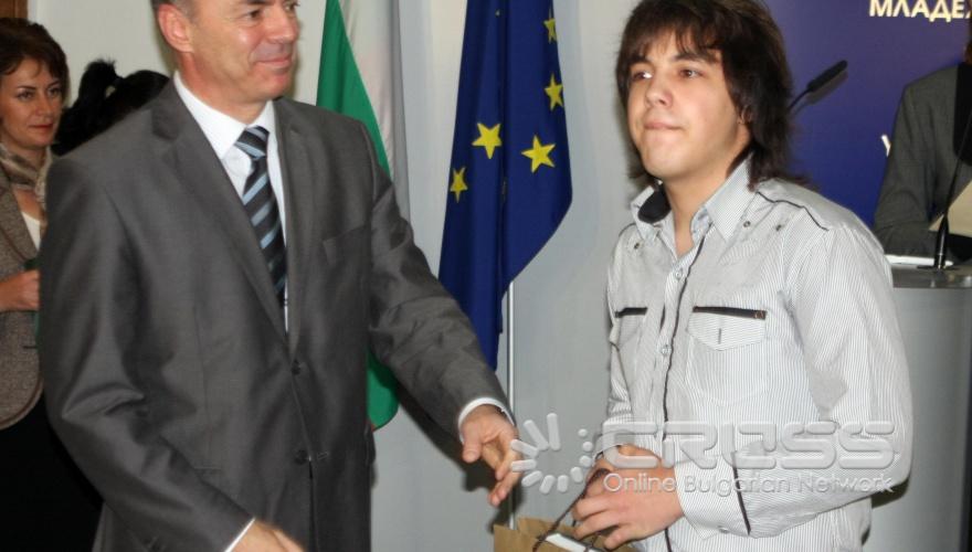 Днес,11 ноември,министър Сергей Игнатов награди участниците в международни олимпиади по астрономия и информатика и техните ръководители за постигнати високи резултати 