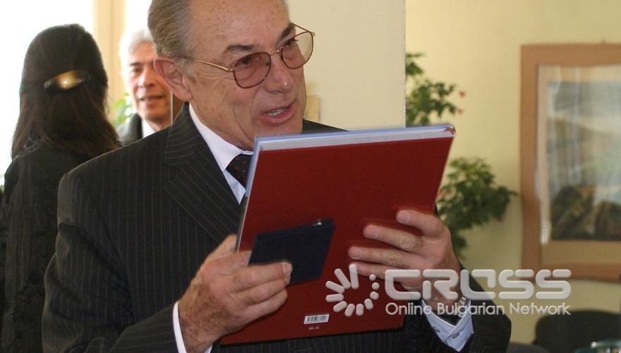 Посланикът на Съединените Мексикански Щати в България, със седалище в Будапеща, Педро Хосе Гонсалес Рубио Санчес дари на 49 основно училище бюст на Бенито Хуарес