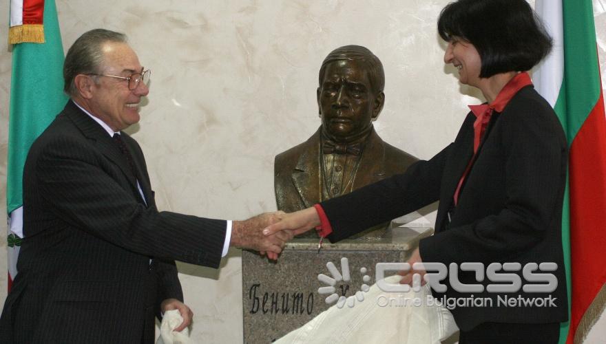 Посланикът на Съединените Мексикански Щати в България, със седалище в Будапеща, Педро Хосе Гонсалес Рубио Санчес дари на 49 основно училище бюст на Бенито Хуарес