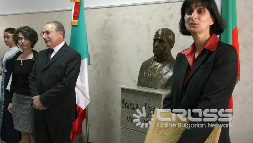 Посланикът на Съединените Мексикански Щати в България, със седалище в Будапеща, Педро Хосе Гонсалес Рубио Санчес дари на 49 основно училище бюст на Бенито Хуарес