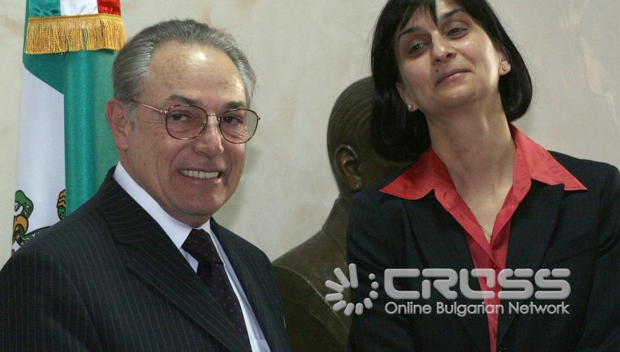 Посланикът на Съединените Мексикански Щати в България, със седалище в Будапеща, Педро Хосе Гонсалес Рубио Санчес дари на 49 основно училище бюст на Бенито Хуарес