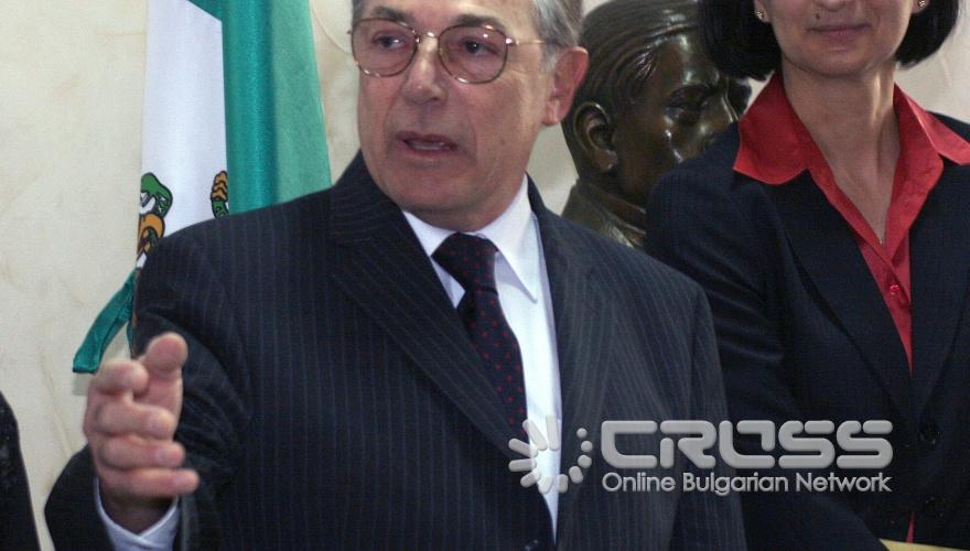 Посланикът на Съединените Мексикански Щати в България, със седалище в Будапеща, Педро Хосе Гонсалес Рубио Санчес дари на 49 основно училище бюст на Бенито Хуарес