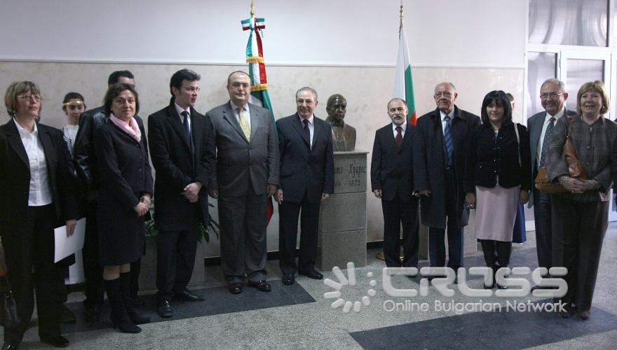 Посланикът на Съединените Мексикански Щати в България, със седалище в Будапеща, Педро Хосе Гонсалес Рубио Санчес дари на 49 основно училище бюст на Бенито Хуарес