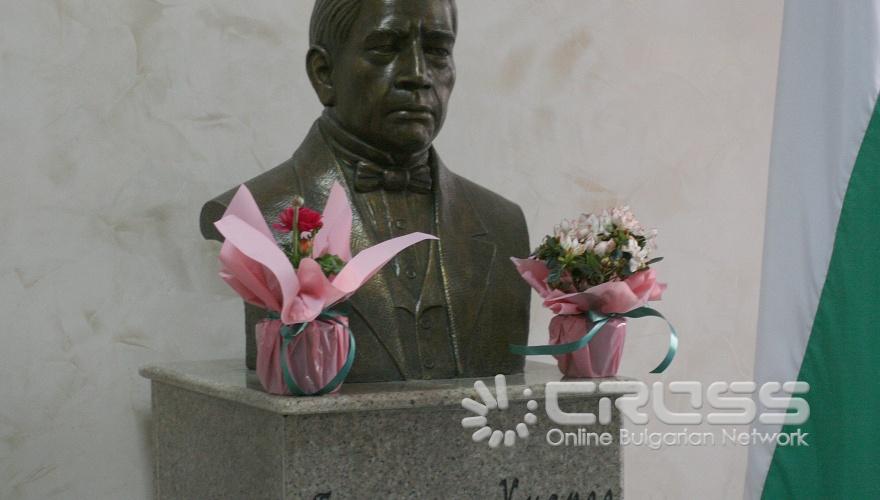 Посланикът на Съединените Мексикански Щати в България, със седалище в Будапеща, Педро Хосе Гонсалес Рубио Санчес дари на 49 основно училище бюст на Бенито Хуарес.