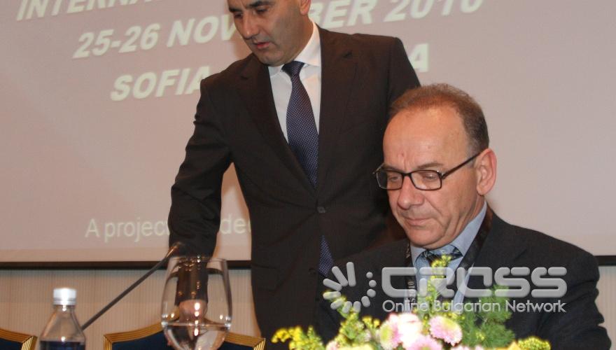 Министърът на вътрешните работи Цветан Цветанов и еврокомисар Кристалина Георгиева взеха участие в провеждащата се в София Международната конференция „EVROS 2010"в хотел „Шератон".