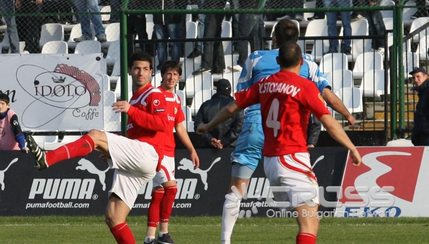 ЦСКА игра днес, 28 ноември, срещу Академик на стадион "Славия" в мач от 15-ия кръг на "А" група. Двубоят завърши при резултат 1:1 