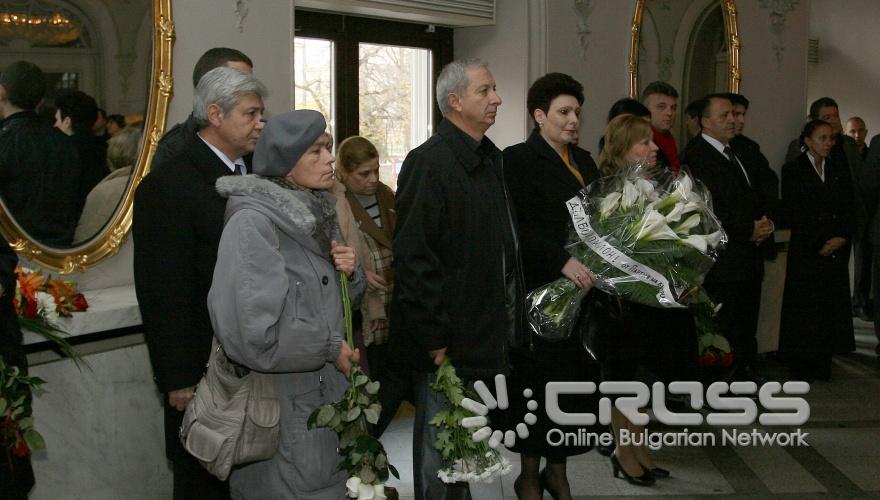 Днес,30 ноември,се състоя поклонението пред актьора Андрей Баташов във фоайето на Голямата сцена на Народен театър "Иван Вазов"