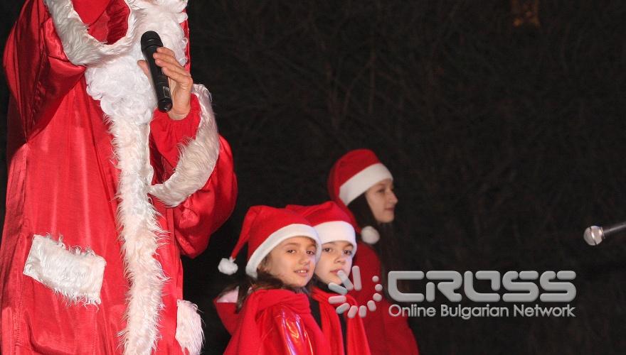 Днес,1 декември, кметът на Столична община Йорданка Фандъкова запали светлините на елхата на София. Празничното дърво се намира в градинката пред хотел „Рила” 