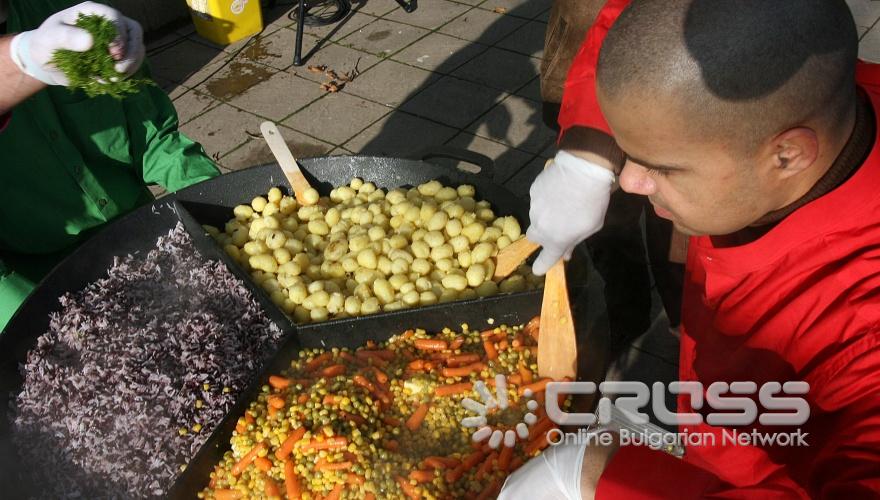 Министърът на земеделието и храните д-р Мирослав Найденов организира празник по случай традиционното отбелязване на Никулден пред Централния вход на МЗХ 