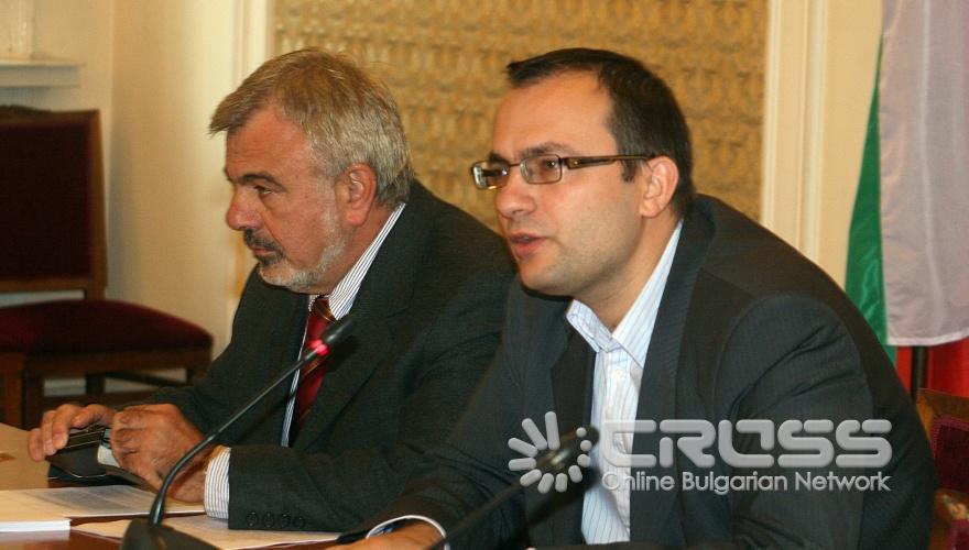 Днес,7 декември, в зала „Запад” на Народното събрание, пл. „Народно събрание” № 2 се проведе обществено обсъждане на публикуваната в сайта на Министерството на икономиката, енергетиката и туризма “Стратегия за Управление на отработеното гориво и на радиоактивните отпадъци до 2030 год.”. 