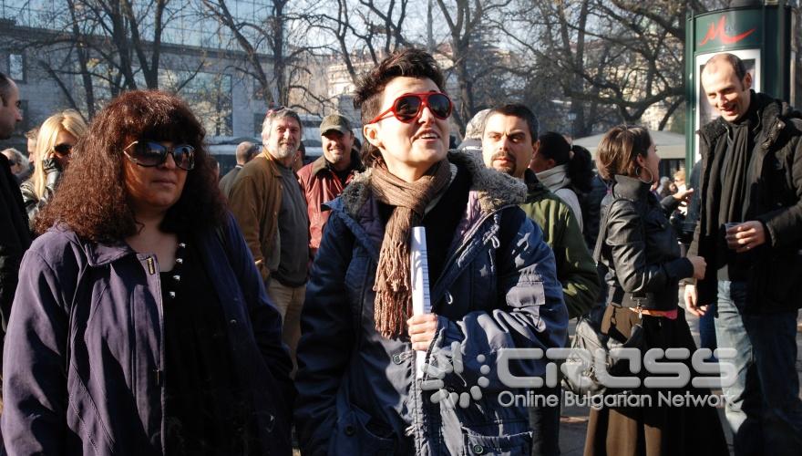 Днес,9 декември,пред Народния театър „Иван Вазов" се проведе протест на кинематографичната общност на тема: „Да спрем геноцида срещу българското кино".