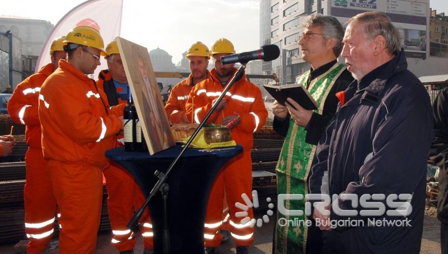 Днес,9 декември,на бул. „Мария Луиза" (вход до джамия „Баня баши", София) се проведе освещаване на тунел, част от Метростанция ІІ-8. 
