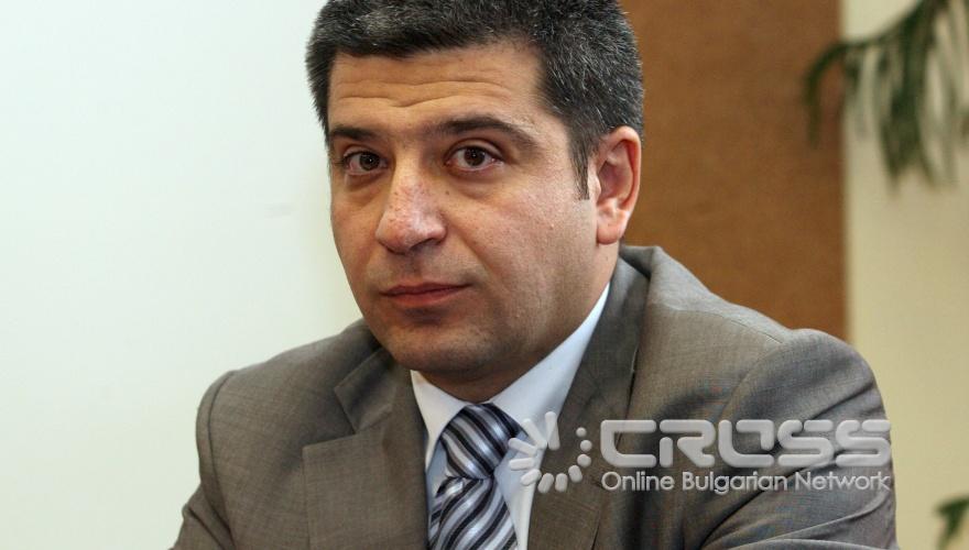 Пресконференция за резултатите от проверката на новопостроени и невъведени в експлоатация сгради се състоя в Управление Архитектура и градоустройство на ул. „Сердика 5”. В нея участвуваха Петър Диков- главен архитект на София , Роман Василев- зам.прокурор на Софийска градска прокуратура , Красимир Стефанов- изпълнителен директор на НАП и др. 