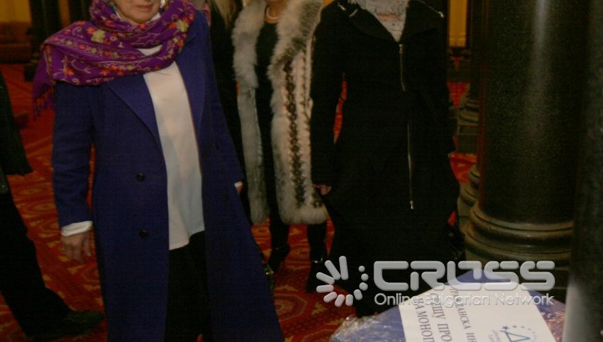 Представители на Гражданско движение ДНЕС и членове на Гражданска инициатива „Срещу произвола на монополите” внесоха в Народното събрание подписката с предложения за подобряване на качеството на обслужването на гражданите от естествените монополи в България 