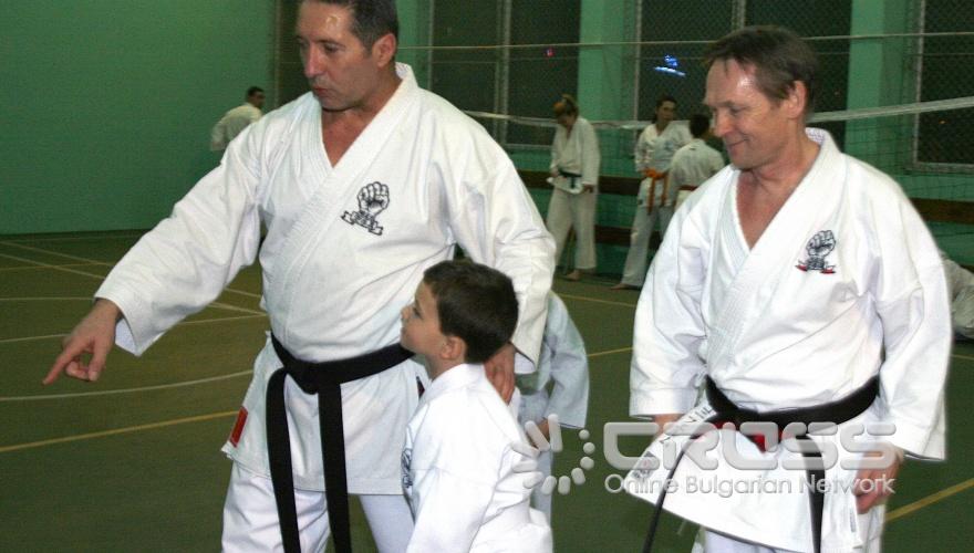 В София се проведе семинар по карате, стил годжу-кай. Семинарът бе проведен под ръководството на Кони Хелгесон Ферм от Швеция, председател на европейската част на международната
федерация по карате - до, стил годжу-кай, и на сенсей Петрозар Шолев, шеф-инструктор за България.