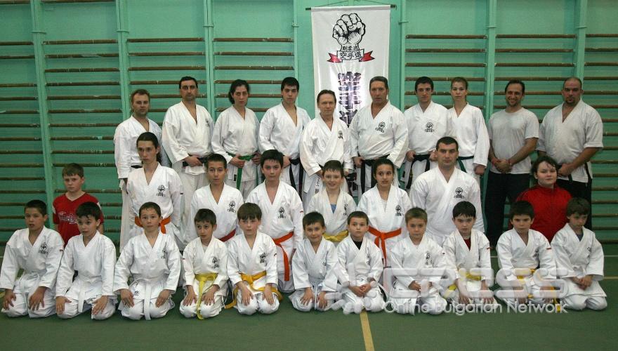 В София се проведе семинар по карате, стил годжу-кай. Семинарът бе проведен под ръководството на Кони Хелгесон Ферм от Швеция, председател на европейската част на международната
федерация по карате - до, стил годжу-кай, и на сенсей Петрозар Шолев, шеф-инструктор за България.