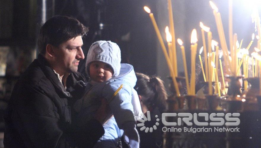 Християнският свят отбеляза тази нощ големия празник Рождество Христово. По случай празника във всички епархии днес беше отслужена празнична Рождественска света литургия. В патриаршеската катедрала „Свети Александър Невски” Негово Светейшество българският патриарх Максим отслужи Св. Златоустовата литургия.