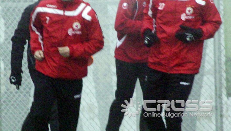 Треньорът на ЦСКА Милен Радуканов изведе "армейците" за първа тренировка през 2011 година 