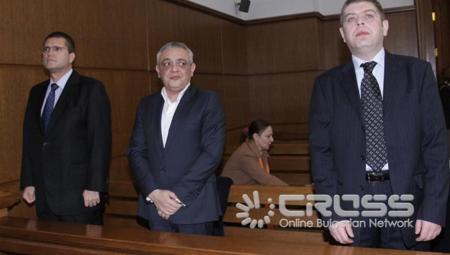 Състав на Софийски градски съд заседава по делото срещу бившия министър на отбраната Николай Цонев, съдията Петър Сантиров и бившия главен секретар на Министерството на финансите Тенчо Попов, обвинени за подкуп. 