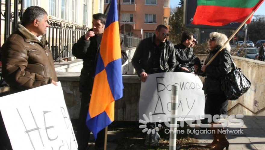 В редакцията на весник Галерия се състоя пресконференция.По същото време отвън протестираха недоволни граждани