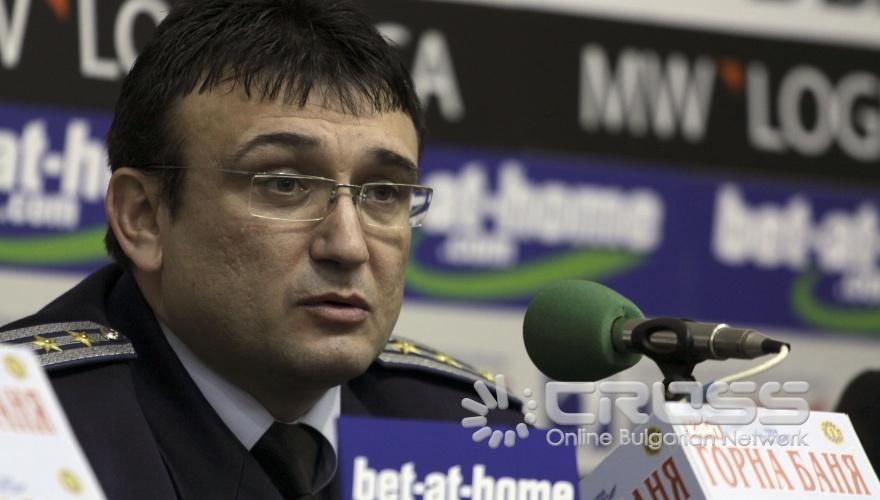 ПРЕСКОНФЕРЕНЦИЯ НА НАЧАЛНИКА НА ОТДЕЛ "ОХРАНИТЕЛНА ПОЛИЦИЯ" НА СДВР МЛАДЕН МАРИНОВ И НА ГЛАВЕН ИНСПЕКТОР АНТОН ЗЛАТАНОВ - НАЧАЛНИК НА ГРУПАТА ЗА БОРБА СЪС СПОРТНОТО ХУЛИГАНСТВО КЪМ СДВР ЗА ОХРАНИТЕЛНИТЕ МЕРКИ ПРЕДИ, ПО ВРЕМЕ И СЛЕД МАЧА ЛЕВСКИ-ЦСКА НА 26.02.2011 г.
