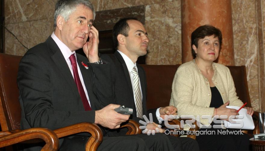 Европейският комисар за международно сътрудничество, хуманитарна помощ и реакция при кризи Кристалина Георгиева изнесе публична лекция на тема „Влиянието на променящия се свят върху европейската реакция при кризи”. Лекцията се състоя в Аулата на Софийския университет „Св. Климент Охридски”.