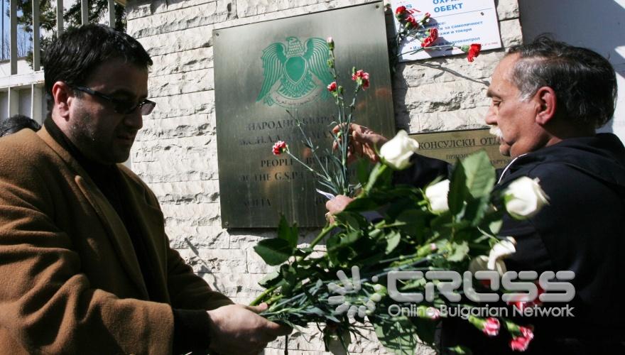 Протест пред либийското посолство в София на 12 март поиска от посланика на Либия да декларира, че взема страната на революцията, че подава оставка и да заяви, че представлява либийския народ.