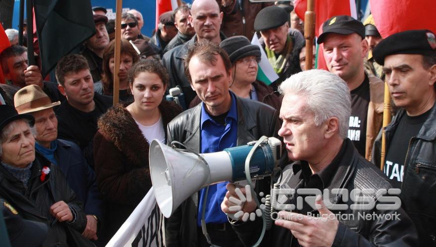 Председателят на ПП "Атака" Волен Сидеров и народните представители от групата внесоха искане за сваляне на новините на турски език, заедно със събраните до сега подписи, до генералния директор и председател на УС на БНТ Вяра Анкова. 