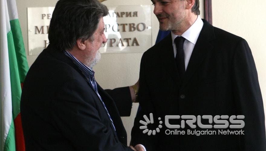 Днес,23 март,в зала „Колегиум" на 6-тия етаж в Министерството на културата министър Вежди Рашидов връчи отличието „Златен век" на известния музикант Теодосий Спасов.