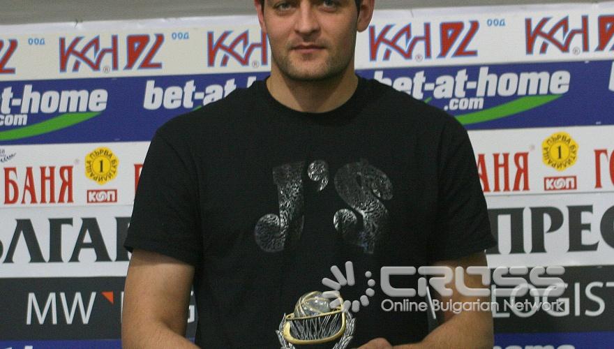 Центърът на Ямбол Николай Върбанов получи наградата си за баскетболист на месец февруари 
