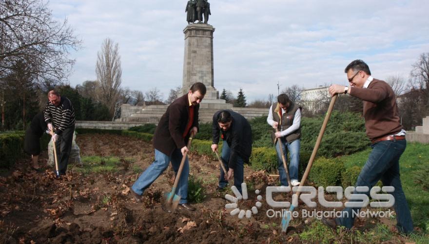 
Паметника на Съветската армия,почистване
Днес, 9 април, председателят на НС на БСП Сергей Станишев се включи в инициатива за почистването на градинката около Паметника на Съветската армия.