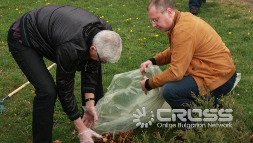 
Паметника на Съветската армия,почистване
Днес, 9 април, председателят на НС на БСП Сергей Станишев се включи в инициатива за почистването на градинката около Паметника на Съветската армия.