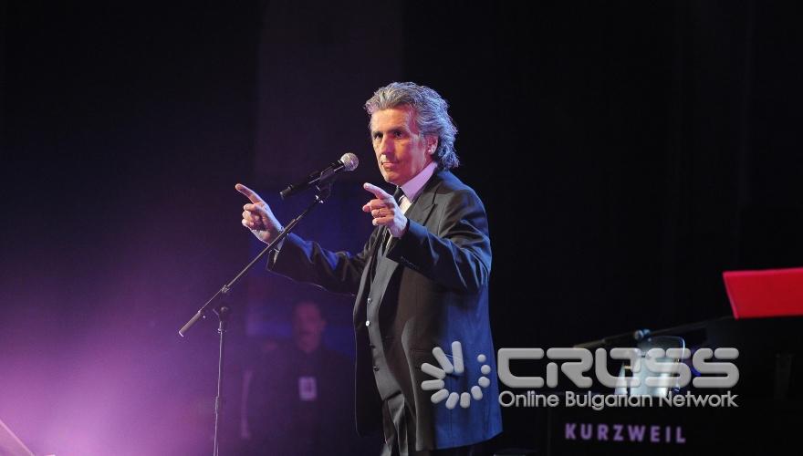 Концерт на голямата италианска звезда Тото Котуньо.

Днес на 10 април 2011 г. /неделя/, от 19.00 часа, в зала 1 на НДК, концерт изнесе голямата италианска звезда Тото Котуньо.