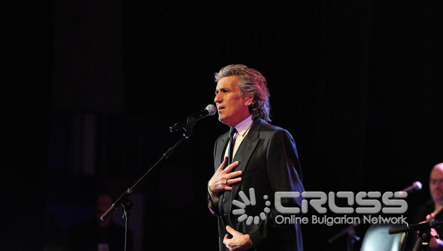 Концерт на голямата италианска звезда Тото Котуньо.
Днес на 10 април 2011 г. /неделя/, от 19.00 часа, в зала 1 на НДК, концерт изнесе голямата италианска звезда Тото Котуньо.