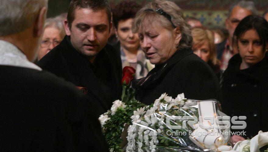 Днес, 6 април  в църквата "Св.Неделя" бе поклонението пред тленните останки на българският актьор Иван Балсамаджиев. 