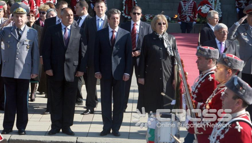 Днес,6 май,на площад „Св. Александър Невски" пред паметника на Незнайния воин в столицата започна празничен Водосвет на бойните знамена и Знамената-светини. На церемонията присъстваха президента Георги Първанов,министър-председателят Бойко Борисов,председателят на парламента Цецка Цачева, депутати, министри и други.