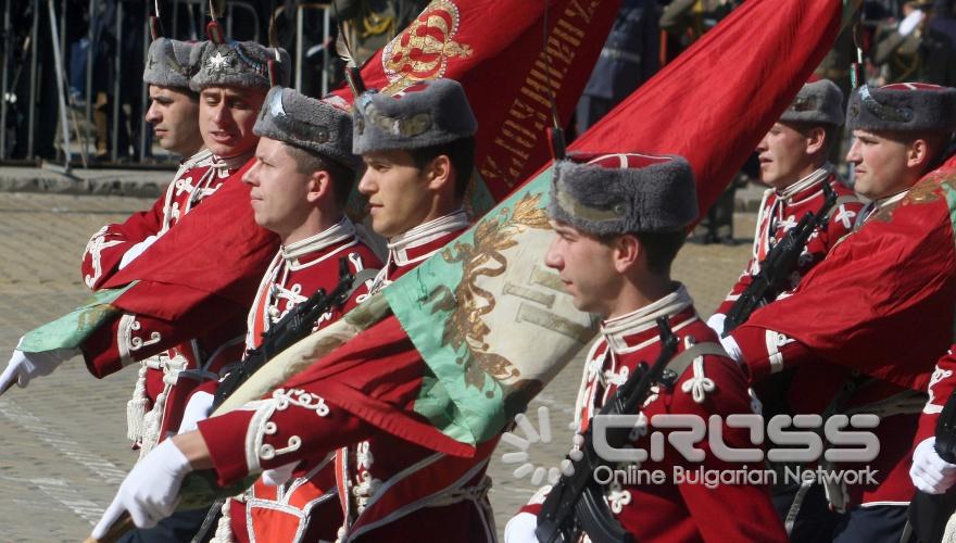 На площад "Александър Батенберг" президентът Георги Първанов прие военния парад на представителните части на Българската армия по повод празника.