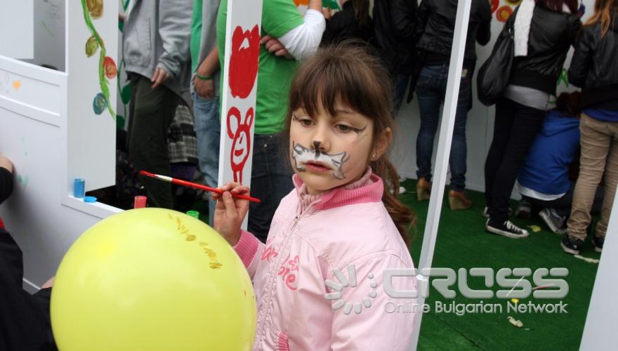 Пред Народния театър "Иван Вазов" започна графити хепънинг за пораснали деца "Изрисувай мечтите си за Европа и България!" върху умален макет на сградата "Луиз Вайс" на Европейския парламент в Страсбург.