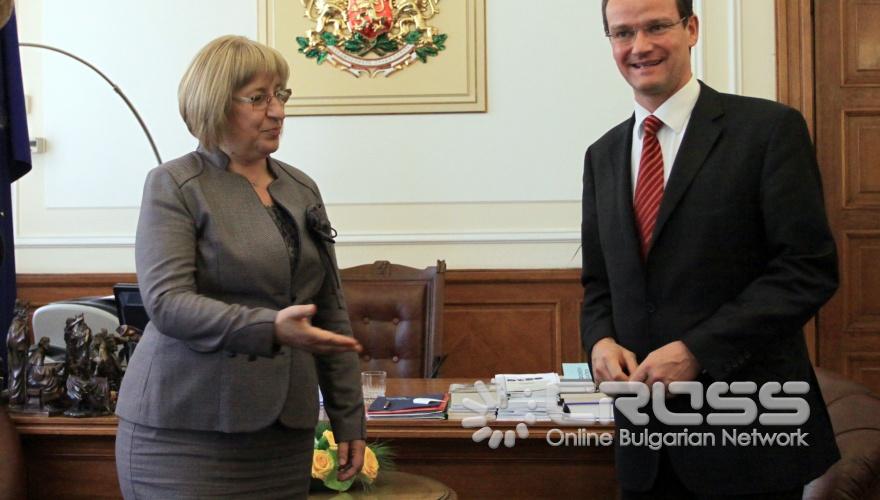 Днес,9 май,се сътоя среща на председателя на Народното събрание Цецка Цачева с председателя на Комисията по европейски въпроси на Бундестага на Федерална република Германия Гюнтер Крихбаум в Народното събрание.
